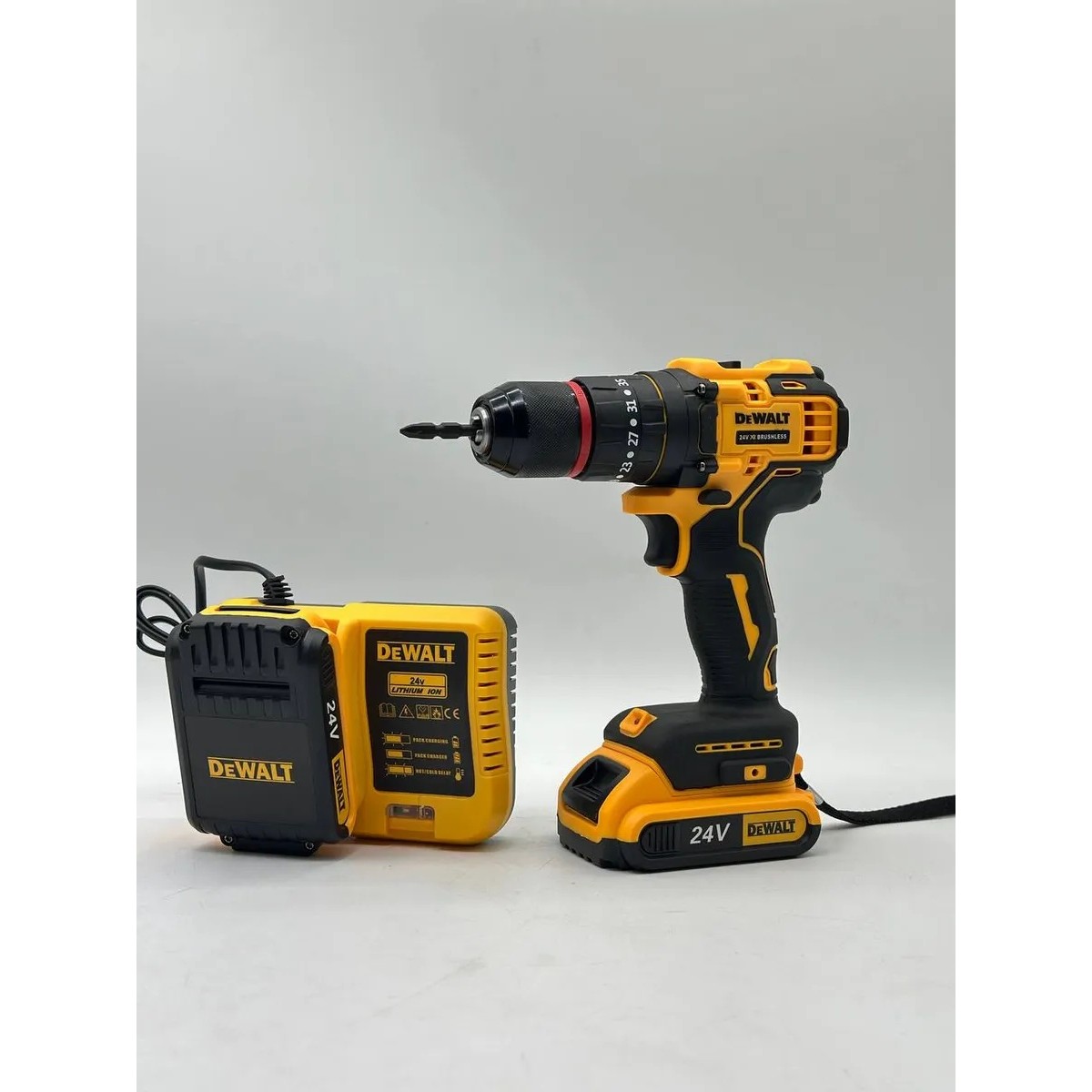 Набор инструментов с шуруповертом DeWALT 24V