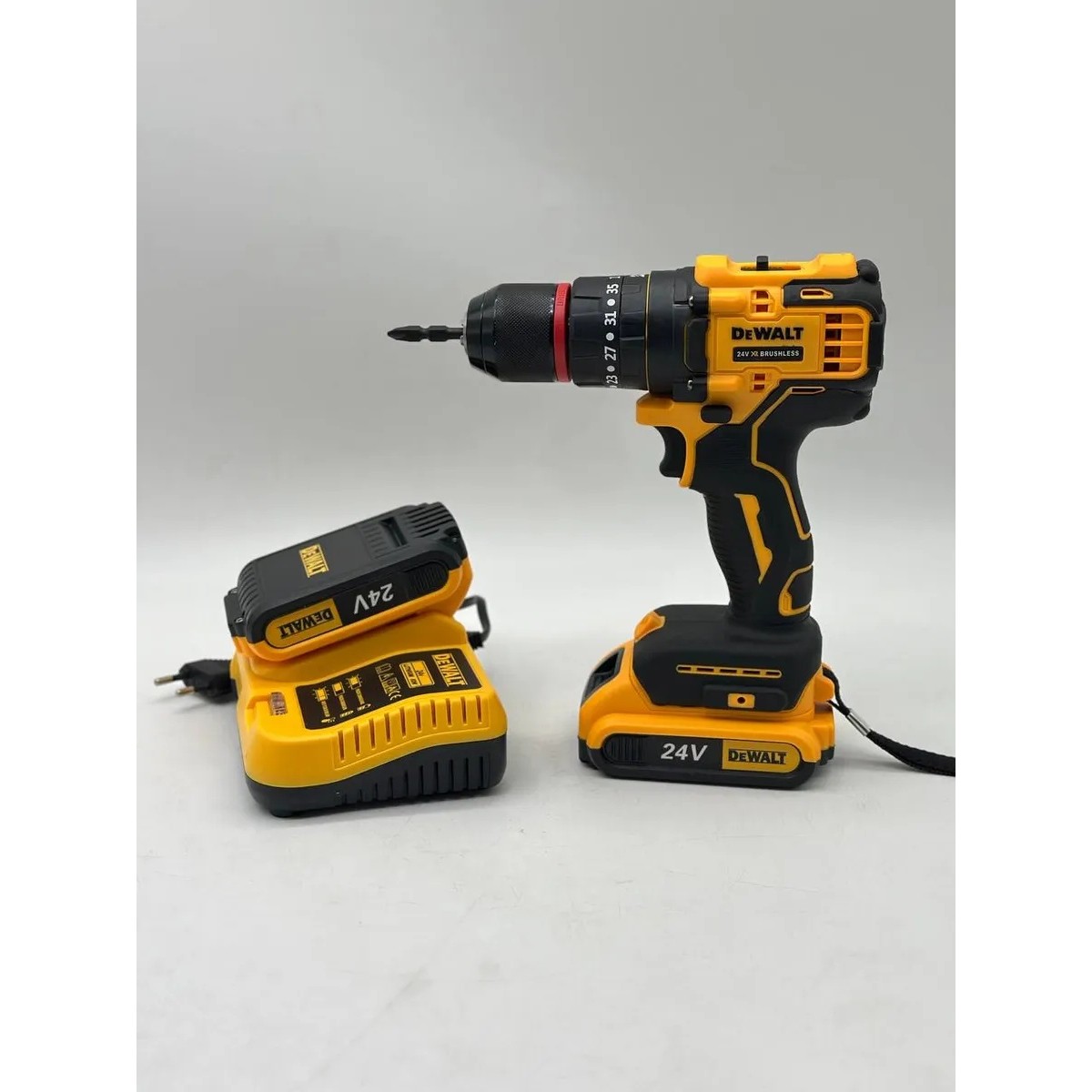 Набор инструментов с шуруповертом DeWALT 24V