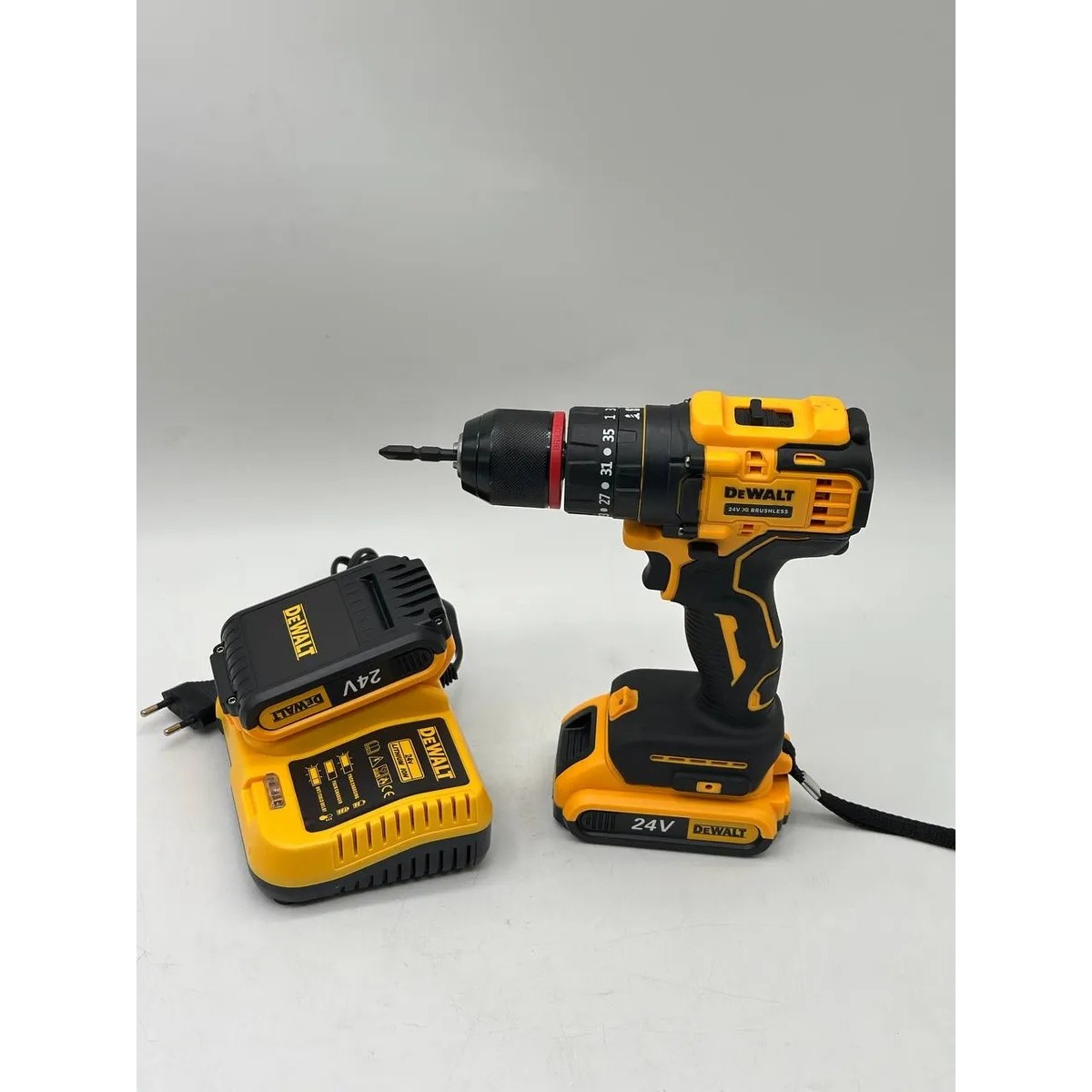 Набор инструментов с шуруповертом DeWALT 24V