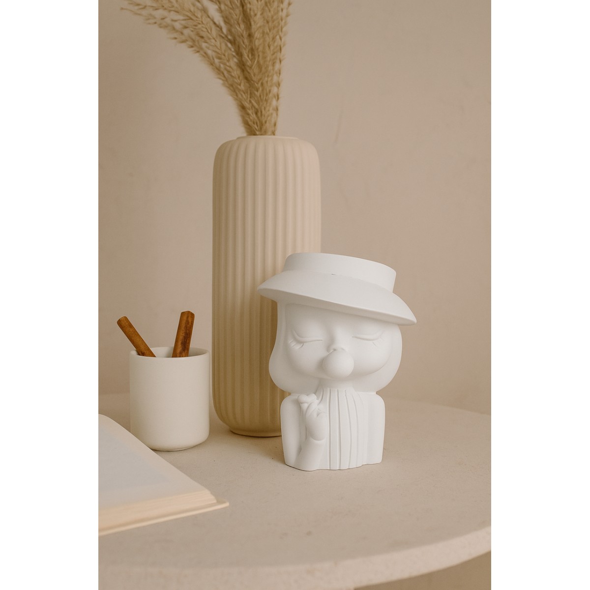 Гипсовая фигурка, статуэтка для декора и раскрашивания Дама в шляпе, подставка